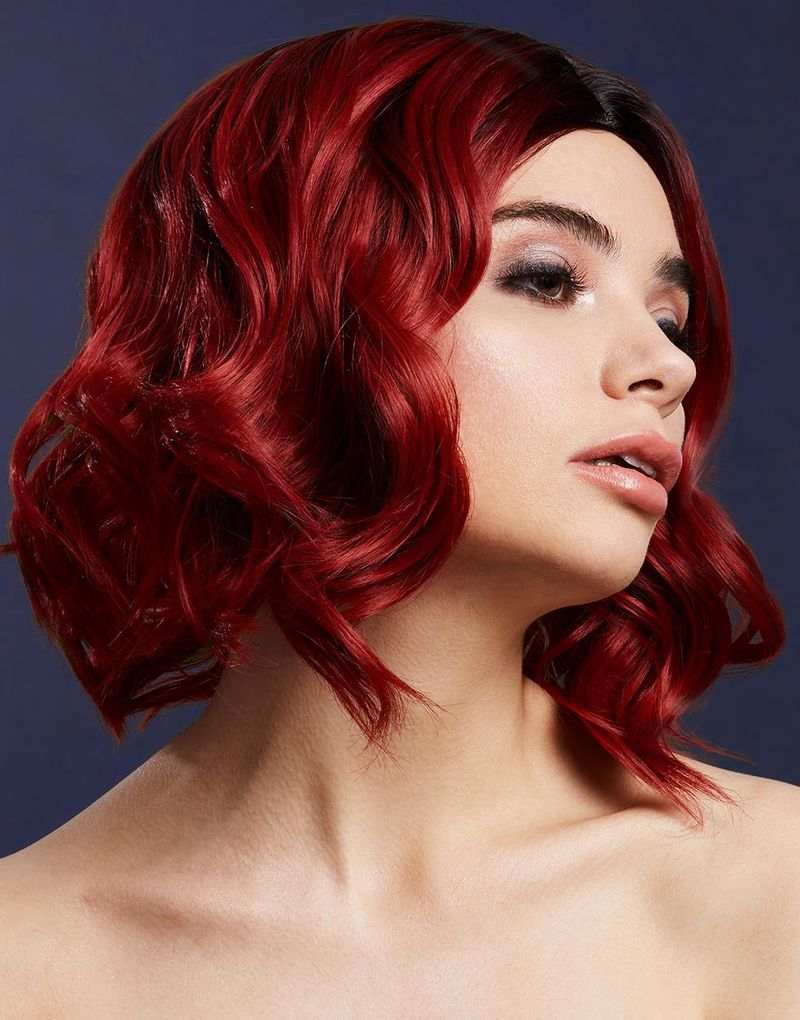 Kourtney Deluxe Wig - Kan Styles! - Kort Rubinröd Peruk