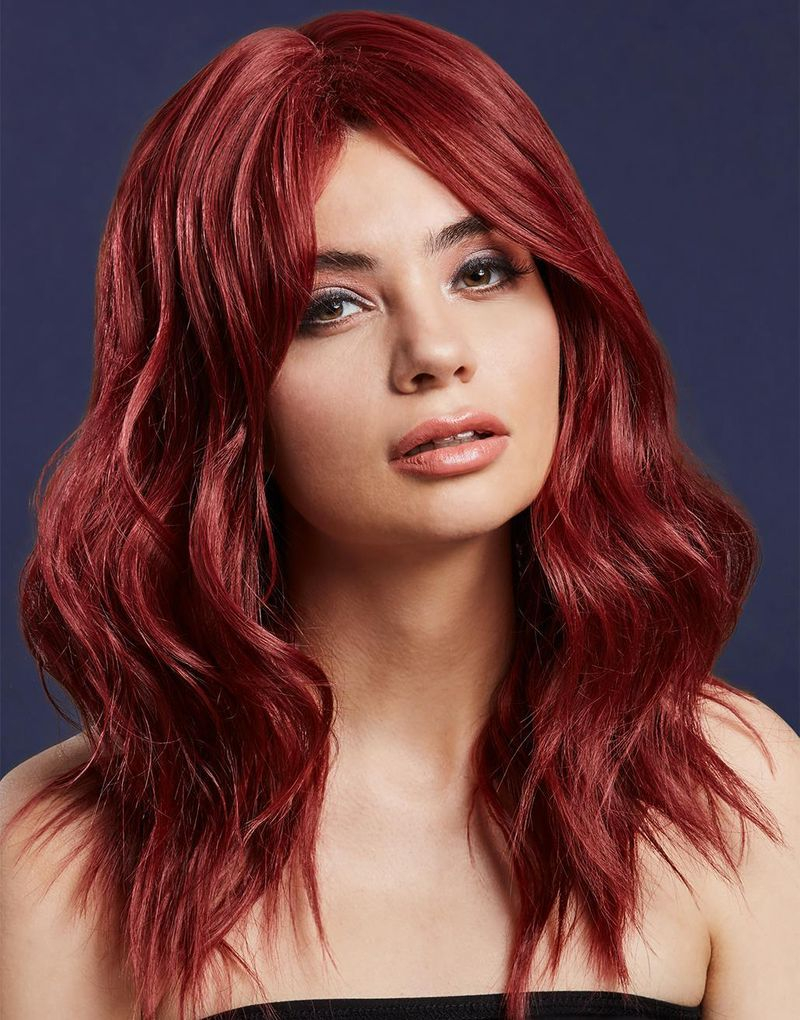 Ashley Deluxe Wig - Kan Styles! - Rubinröd Peruk med Vågor